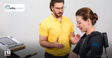 rainer betreut eine Frau beim EMS-Training an einem Trainingsgerät Bildquelle: miha bodytec GmbH