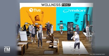 Schematische Darstellung eines Messestandes. Geräte stehen auf einer Präsentationsfläche mit menschlichen Dummies. Auf einer Leinwand dahinter sind die Logos von five und milon sowie der Schriftzug 'Wellness First' zu sehen.