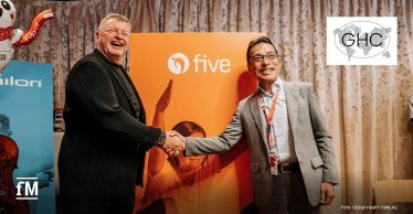 Zwei Männer reichen sich vor orangefarbenem Hintergrund mit five-Logo die Hand.