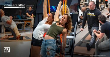 Trainerin demonstriert eine Mobilitätsübung an einem five-Gerät während der milon & five Trainer Convention 'Mobilität' in einem funktionellen Trainingsbereich.