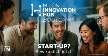 Gruppe von fünf jungen Menschen diskutiert lächelnd, darüber steht der Schriftzug 'milon Innovation Hub Bootcamp – Start-up? Bewirb dich jetzt!'