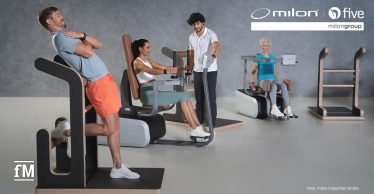 Drei Personen trainieren an modernen Fitnessgeräten der Marken milon und five in einem hellen Raum; ein Trainer steht daneben und unterstützt.