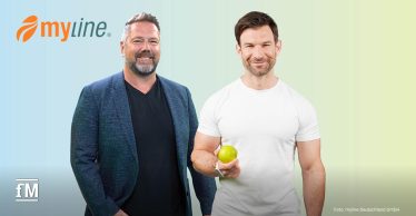 Zwei Männer vor hellem Farbverlaufshintergrund, links eine Person mit dunklem Sakko und schwarzem Shirt, rechts eine Person mit weißem T-Shirt und grünem Apfel in der rechten Hand, oben links Logo „myline“.