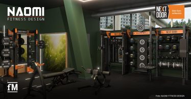 In einem dunkelgrünen Trainingsraum stehen links ein orange-schwarzes Half Rack mit Hantelscheiben, mittig Bänke und Kraftgeräte und rechts Rackmodule mit Trainingsbällen, Kettlebells und einer Wall-Ball-Tafel; lesbare Texte sind „NAOMI FITNESS DESIGN“, „NEXT DOOR“, „Dein Gym mittendrin“, „HALF RACK V3“, „NAOMI“, „WALL BALL“, die Zahlen „1“, „2“, „3“, „4“, „5“, das fM-Logo unten links und „Foto: NAOMI FITNESS DESIGN“ unten rechts.