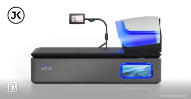 Zu sehen ist das grau Wellsystem-Wave-Gerät der JK Group mit innovativem seitlichem Touch-Display