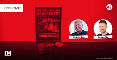 Grafik zum Podcast 'Fitness im Ohr' mit einem Cover der Zeitschrift 'fitness MANAGEMENT international', AirPods und Smartphone; runde Porträtfotos von Janosch Marx und Mario Görlach eingeblendet.