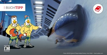 Innenansicht einer modernen Bobbahn mit beleuchtetem Eiskanal; rechts fährt ein silberner Viererbob mit Athleten durch die Kurve, links stehen zwei als Enten gezeichnete Figuren in gelben Jacken mit roten Helmen vor verschneiter Umgebung; oben links Schriftzug „BUCHTIPP“, unten links Logo „fM“, unten rechts Bildnachweis ©2026 Egmont Ehapa Media/Disney | Artur Didyk – stock.adobe.com.