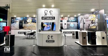 Messestand von Optimum11 auf der FIBO mit verschiedenen Spenderlösungen für Desinfektionstücher.