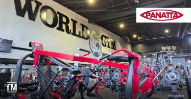 Trainingsfläche eines World-Gym-Studios mit roten und schwarzen Kraftgeräten von Panatta und Hantelscheiben