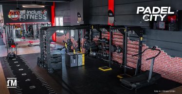 Trainingsfläche im all inclusive Fitness-Studio mit Functional Rig, TRX-Systemen, Laufband und Hanteln in modernem Industrial-Design.