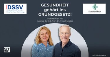 Zwei Personen mittig im Vordergrund vor grauem Hintergrund, links eine Frau mit schulterlangem blondem Haar und blau gemusterter Bluse, rechts ein Mann mit kurzem grauem Haar und dunklem Poloshirt. Oberhalb zentriert der Text „GESUNDHEIT gehört ins GRUNDGESETZ! Eine Petition von Andrea Galle & Prof. Dr. Ingo Froböse“.