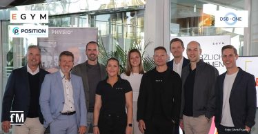 Neun Vertreter:innen von EGYM, DSB-ONE und POSITION stehen nebeneinander und lächeln in die Kamera.