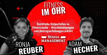 Podcast-Grafik mit Ronja Reuber und Adam Hecher an Mikrofonen vor einem schwarzen Hintergrund. In der Mitte ein roter Kreis mit dem Titel der Podcastfolge und 'Fitness im Ohr' in weißer Schrift.