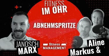 Podcastgrafik mit Porträtfotos von Janosch Marx, Aline Pamsl und Markus Wanjek an Mikrofonen vor einem schwarzen Hintergrund. In der Mitte ein roter Kreis mit dem Titel der Podcastfolge und Fitness im Ohr in weißer Schrift.