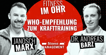 Roter Kreis mit Text „Fitness im Ohr WHO-Empfehlung zum Krafttraining“, darunter Logo „fitness MANAGEMENT“, Namen „Janosch Marx“ links und „Dr. Andreas Barz“ rechts, zu den Namen sind die Fotos der Männer abgebildet.