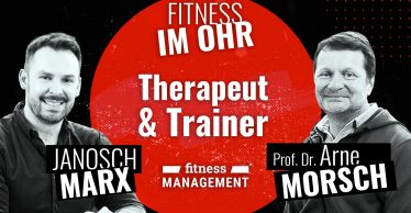 Schwarzrotes Podcastcover mit rotem Kreis in der Bildmitte und weißer Schrift in dem Kreis. Darin steht: Fitness im Ohr, Trainer & Therapeut. Links im Vordergrund Janosch Marx vor dunklem Hintergrund. Rechts Prof. Dr. Arne Morsch vor schwarzem Hintergrund mit roten grafischen Elementen. Logo fitness MANAGEMENT unten mittig