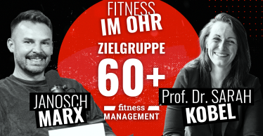 Janosch Marx und Prof. Dr. Sarah Kobel neben dem Schriftzug „Fitness im Ohr – Zielgruppe 60+“
