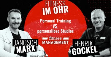 Schwarz-rotes Podcast-Thumbnail mit zwei Personen (Host Janosch Marx links; Henrik Gockel als Gast rechts). Darüber der Name des Podcasts 'Fitness im Ohr' und ein Hinweis zu dem Thema: 'Personal Training vs. personallose Studios' Darunter das Logo von fitness MANAGEMENT.
