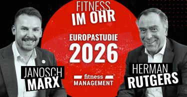 Zwei Männer mit Mikrofonen im Vordergrund links und rechts, dazwischen roter Kreis mit Text „FITNESS IM OHR Europestudie 2026“, darunter Logo „fitness MANAGEMENT“, Namen „JANOSCH MARX“ links und „Herman Rutgers“ rechts.