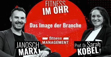 Schwarz-rotes Podcast-Thumbnail mit zwei Personen (Host Janosch Marx links; Gast Prof. Dr. Sarah Kobel rechts). Darüber der Name des Podcasts 'Fitness im Ohr' und ein Hinweis zu dem Thema: 'Das Image der Studie' Darunter das Logo von fitness MANAGEMENT.