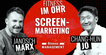 Podcast-Cover von Fitness im Ohr zum Thema Screen-Marketing. Links Janosch Marx, rechts Chang-Hun Jo, beide in Schwarz-Weiß. In der Mitte steht auf rotem Hintergrund der Schriftzug „Screen-Marketing“, darunter das Logo von fitness MANAGEMENT.