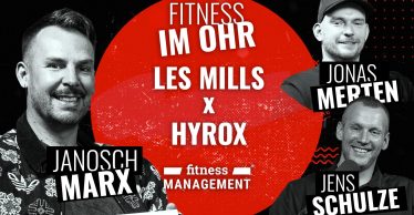 Schwarz-weiße Porträts von Janosch Marx, Jonas Merten und Jens Schulze vor rotem Hintergrund mit den Schriftzügen „Fitness im Ohr“ und „Les Mills x HYROX“