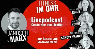 Titelbild des Podcasts Fitness im Ohr von fitness MANAGEMENT mit dem Schriftzug „Livepodcast – Create your own Identity“ auf rotem Kreis. Links ist ein Porträt von Host Janosch Marx zu sehen, rechts runde Porträts von Prof. Dr. Sarah Kobel, Mahssa Noori, Alexander Schopenhauer und Stephan Schulan.