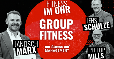 Roter Kreis mit Text „FITNESS IM OHR GROUP FITNESS“, darunter Logo „fitness MANAGEMENT“, Namen „JANOSCH MARX“ links und „Jens Schulze“ und „Phillip Mills“ rechts, zu den Namen, sind die Fotos der Männer abgebildet.