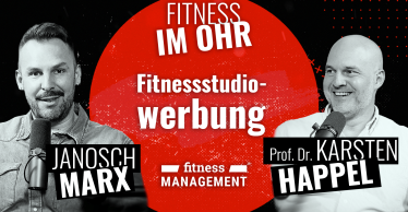 Zwei Männer mit Mikrofonen im Vordergrund links und rechts, dazwischen roter Kreis mit Text „FITNESS IM OHR Fitnessstudiowerbung“, darunter Logo „fitness MANAGEMENT“, Namen „JANOSCH MARX“ links und „Prof. Dr. KARSTEN HAPPEL“ rechts.