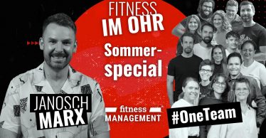 Links ist Janosch Marx abgebildet. Rechts stehen fünfzehn Personen wie auf einer Treppe hintereinander aufgestellt. In der Mitte stehen „FITNESS IM OHR“, „Sommerspecial“ und das Logo von fitness MANAGEMENT. Unten sind „JANOSCH MARX“ und „#OneTeam“ zu lesen.