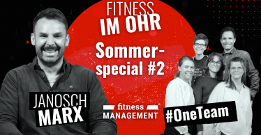 Janosch Marx und fünf Teammitglieder vor roter Grafik zum Sommerspecial von „Fitness im Ohr“.