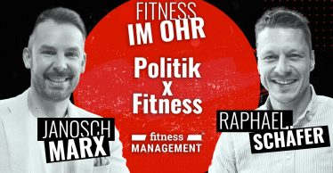 Roter Kreis mit Text „Fitness im Ohr Politik x Fitness“, darunter Logo „fitness MANAGEMENT“, Namen „Janosch Marx“ links und „Raphael Schäfer“ rechts, zu den Namen sind die Fotos der Männer abgebildet.
