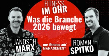 Schwarz-rotes Podcast-Thumbnail mit zwei Personen (Host Janosch Marx links; Roman Spitko als Gast rechts). Darüber der Name des Podcasts 'Fitness im Ohr' und ein Hinweis zu dem Thema: 'Was die Branche 2026 bewegt' Darunter das Logo von fitness MANAGEMENT.