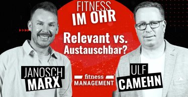 Roter Kreis mit Text „Fitness im Ohr Politik x Fitness“, darunter Logo „fitness MANAGEMENT“, Namen „Janosch Marx“ links und „Ulf Camehn“ rechts, zu den Namen sind die Fotos der Männer abgebildet.