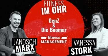 Schwarz-rotes Podcast-Thumbnail mit zwei Personen (Host Janosch Marx links; Vanessa Stork als Gast rechts). Darüber der Name des Podcasts 'Fitness im Ohr' und ein Hinweis zu dem Thema: 'Gen Z und die Boomer' Darunter das Logo von fitness MANAGEMENT.