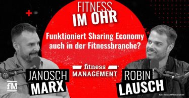 Podcast-Grafik mit Janosch Marx und Robin Lausch an Mikrofonen vor einem schwarzen Hintergrund. In der Mitte ein roter Kreis mit dem Titel der Podcastfolge und 'Fitness im Ohr' in weißer Schrift.