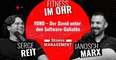Podcast-Grafik mit Janosch Marx und Serge Reit an Mikrofonen vor einem schwarzen Hintergrund. In der Mitte ein roter Kreis mit dem Titel der Podcastfolge und 'Fitness im Ohr' in weißer Schrift.