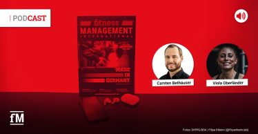 Grafik zum Podcast 'Fitness im Ohr' mit einem Cover der Zeitschrift 'fitness MANAGEMENT international', AirPods und Smartphone; runde Porträtfotos von Carsten Bethäuser und Viola Oberländer eingeblendet.