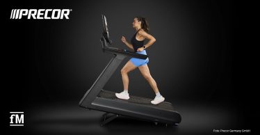 Frau läuft auf einem Precor Breakaway Laufband, seitliche Ansicht mit Precor Logo.