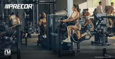 Trainierende an Geräten der Precor Glutebuilder Selectorized Line in einem Fitnessstudio.