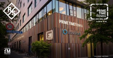 Logos von R&S Immobilienmanagement und PRIME TIME fitness vor einer Gebäudefassade