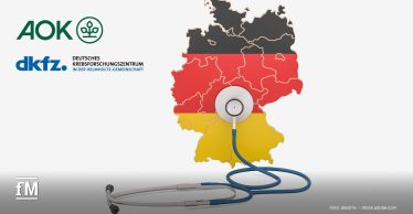 Grafische Deutschlandkarte in Schwarz-Rot-Gold mit Stethoskop, links Logos von AOK und Deutschem Krebsforschungszentrum.