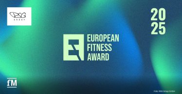 Logo des European Fitness Award 2025 vor einem blau-grün schimmernden Hintergrund. Links das stilisierte 'EFA'-Zeichen, rechts daneben der Schriftzug 'European Fitness Award' und rechts oben die Jahreszahl 20 und darunter 25.