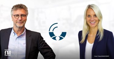 Porträtfotos im Splitscreen: links ein dunkelblonder Mann mit Bart und Brille in Hemd und Jackett, rechts eine blonde Frau im Blazer; beide lächeln in die Kamera.