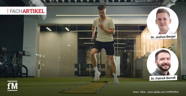 Ein Sportler absolviert ein Koordinationstraining in einem Fitnessstudio. Auf der linken Seite sind Trainingsgeräte zu sehen. Rechts im Bild sind Porträtfotos von Dr. Joshua Berger und Dr. Patrick Berndt, links oben ist der Hinweis 'Fachartikel'.