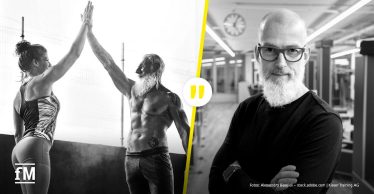 Geteiltes Bild in Schwarzweiß: Links eine Frau und ein älterer Mann geben sich beim Training ein High-Five, eine neongelbe Trennlinie mit Zitatmarkierung und rechts ein Mann mit Brille und weißem Bart (Kieser-COO Patrik Meier), verschränkt die Arme und lächelt in einem Fitnessstudio.
