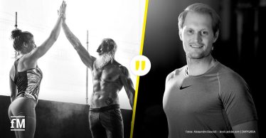 Geteiltes Bild in Schwarzweiß: Links eine Frau und ein älterer Mann geben sich beim Training ein High-Five, eine neongelbe Trennlinie mit Zitatmarkierung und rechts ein Mann (Sportwissenschaftler Marcel Reuter) im Sportshirt mit Nike-Logo lächelt in die Kamera vor dunklem Hintergrund