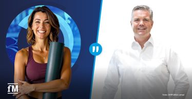 Eine sportliche Frau mit braunen Haaren hält eine Yogamatte und lächelt. Daneben Christian Hörl in weißem Hemd auf hellem Hintergrund.