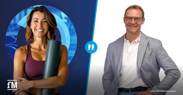 Eine sportliche Frau mit braunen Haaren hält eine Yogamatte und lächelt. Daneben steht Marcus Schwedhelm in weißem Hemd und grauem Sakko auf hellem Hintergrund.