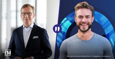 Zwei nebeneinander angeordnete Porträts, links ein Mann im Anzug mit Brille vor hellem Hintergrund (Prof. Dr. Michael Hüther), rechts ein lächelnder Mann im T-Shirt vor grafischem blauem Hintergrund mit Kreisform und Anführungszeichen.